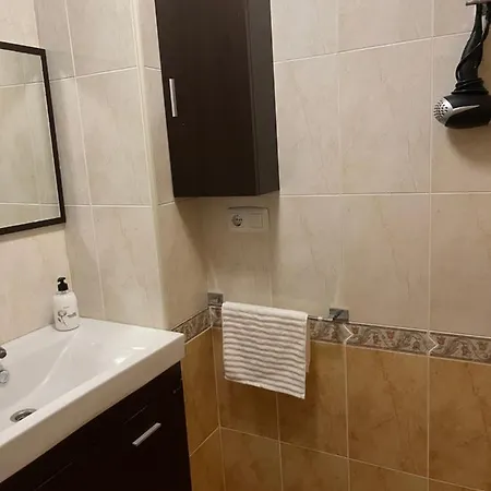 Almuden's Yellow Apartment, High-speed Free Wifi, 250m To Beach, The Center Of Apartment Torrevieja