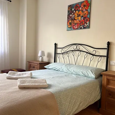 Almuden's Yellow Apartment, High-speed Free Wifi, 250m To Beach, The Center Of Lägenhet Torrevieja
