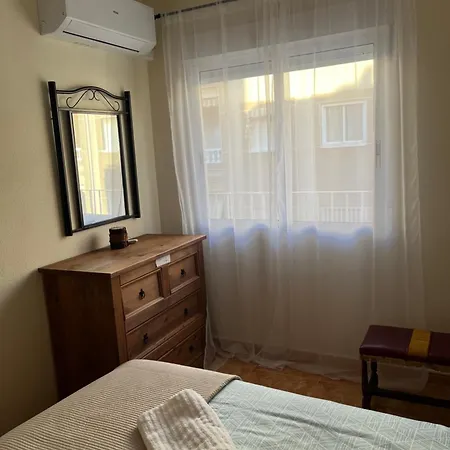 Apartment Almuden's Yellow Apartment, High-speed Free Wifi, 250m To Beach, The Center Of Torrevieja