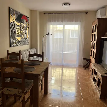 Almuden's Yellow Apartment, High-speed Free Wifi, 250m To Beach, The Center Of Apartment *