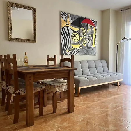 Almuden's Yellow Apartment, High-speed Free Wifi, 250m To Beach, The Center Of Apartment *