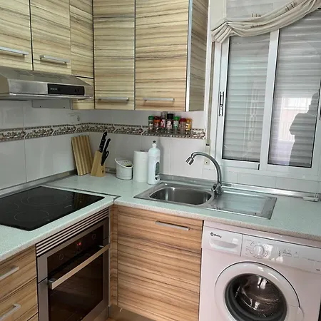 Almuden's Yellow Apartment, High-speed Free Wifi, 250m To Beach, The Center Of Apartment *